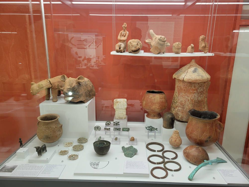 Pottery and bronze objects in a case