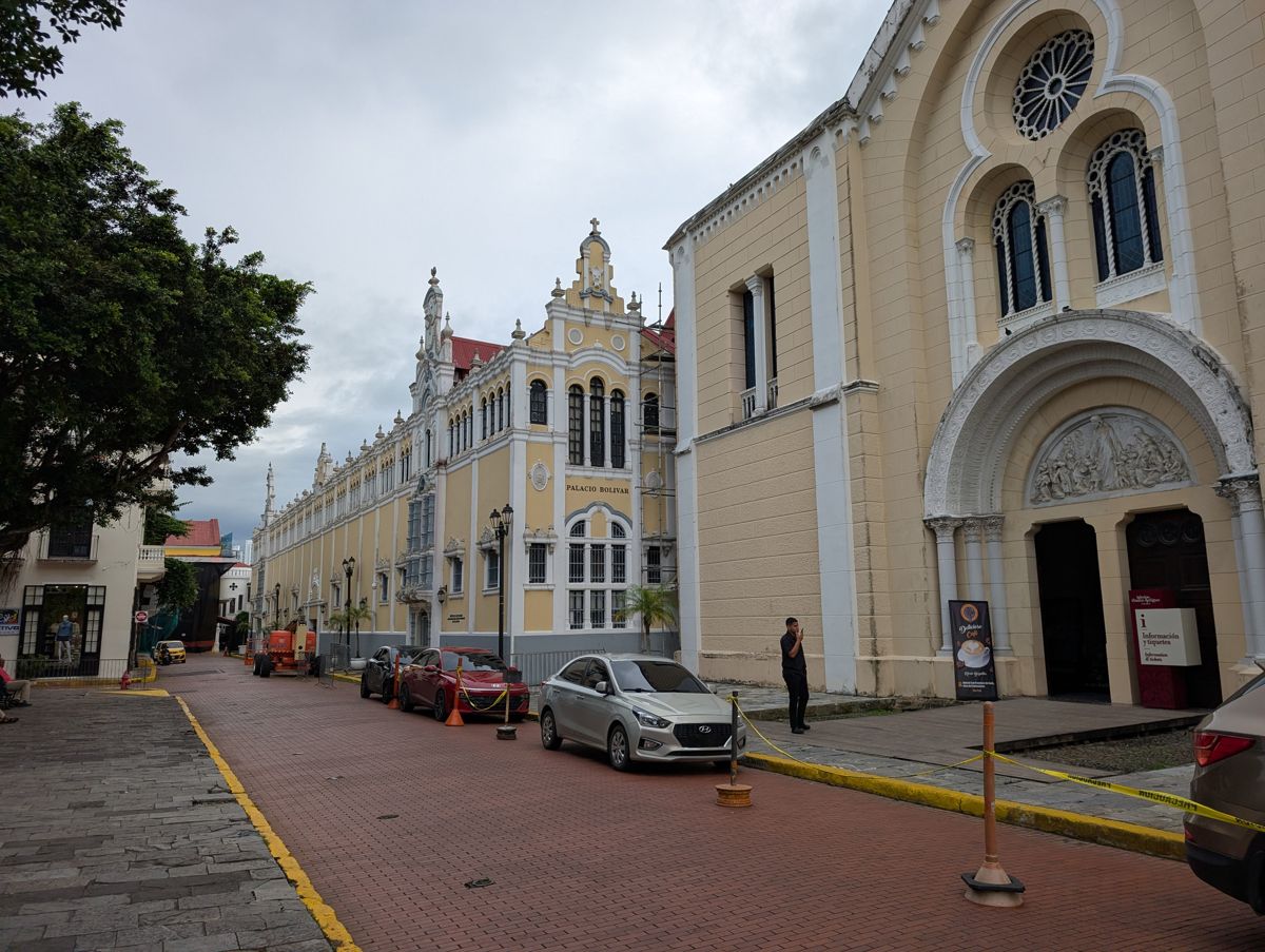 Palacio Bolívar and Iglesia de San Francisco de Asís
