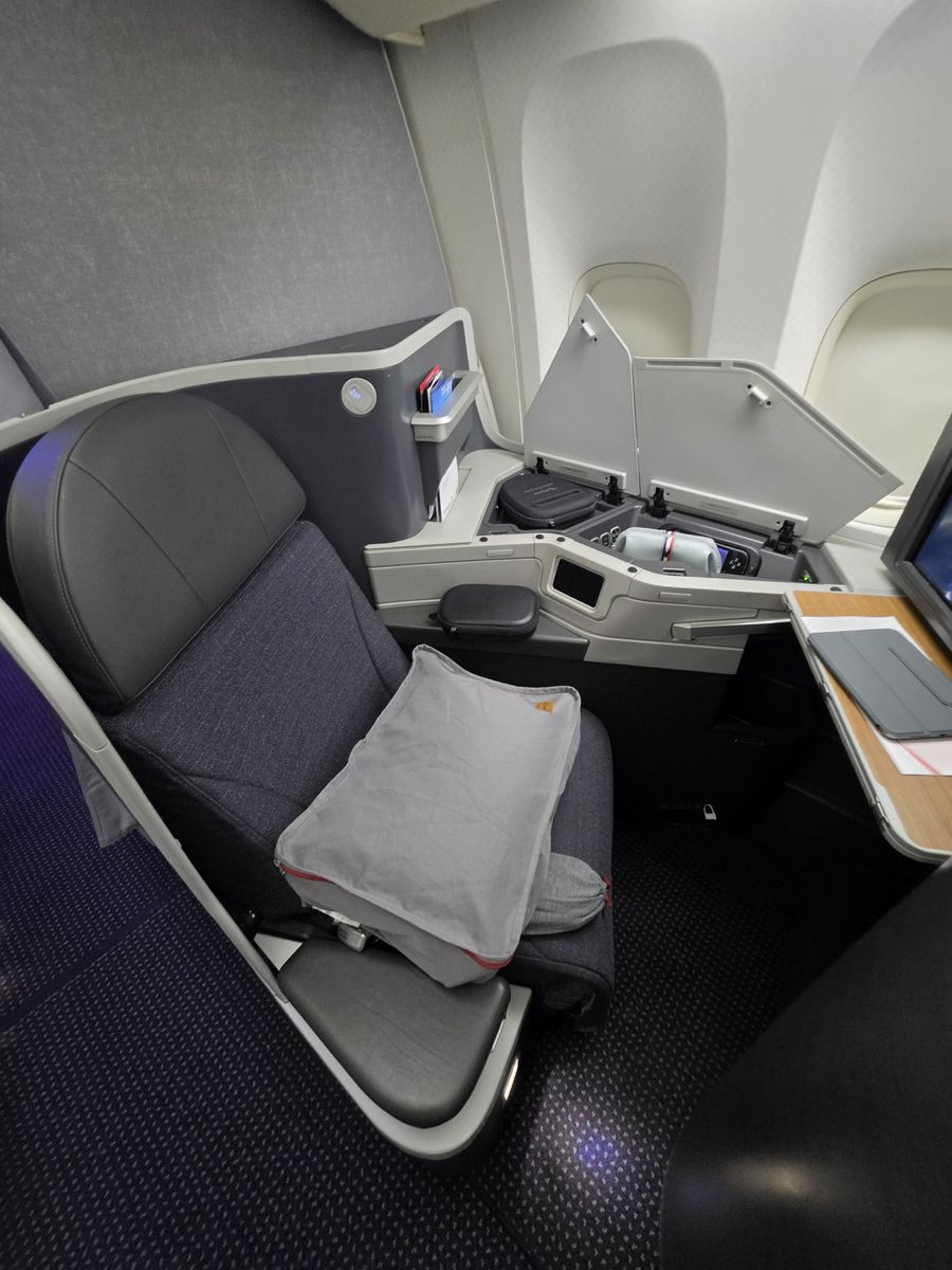 A window seat, pillow and bedding waiting