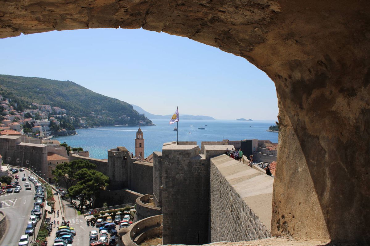 The harbor framed by an arch