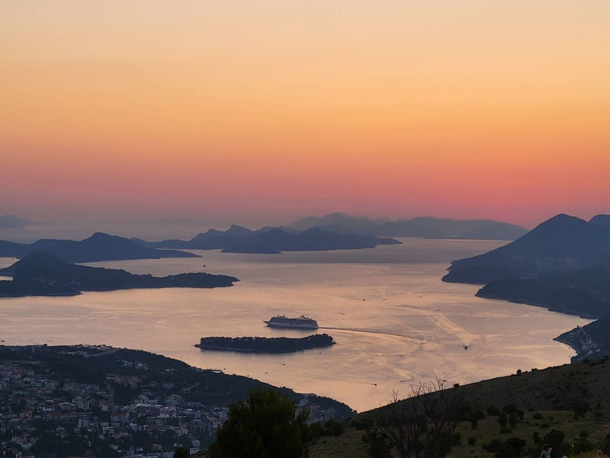 The islands in the afterglow