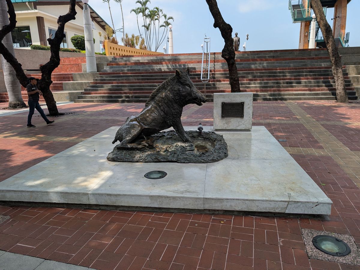 Jabalí, a bronze wild boar on the Malecón