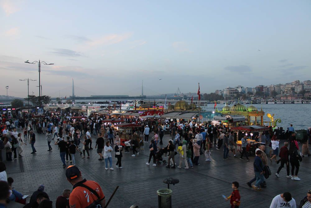 The waterfront crowds and boats