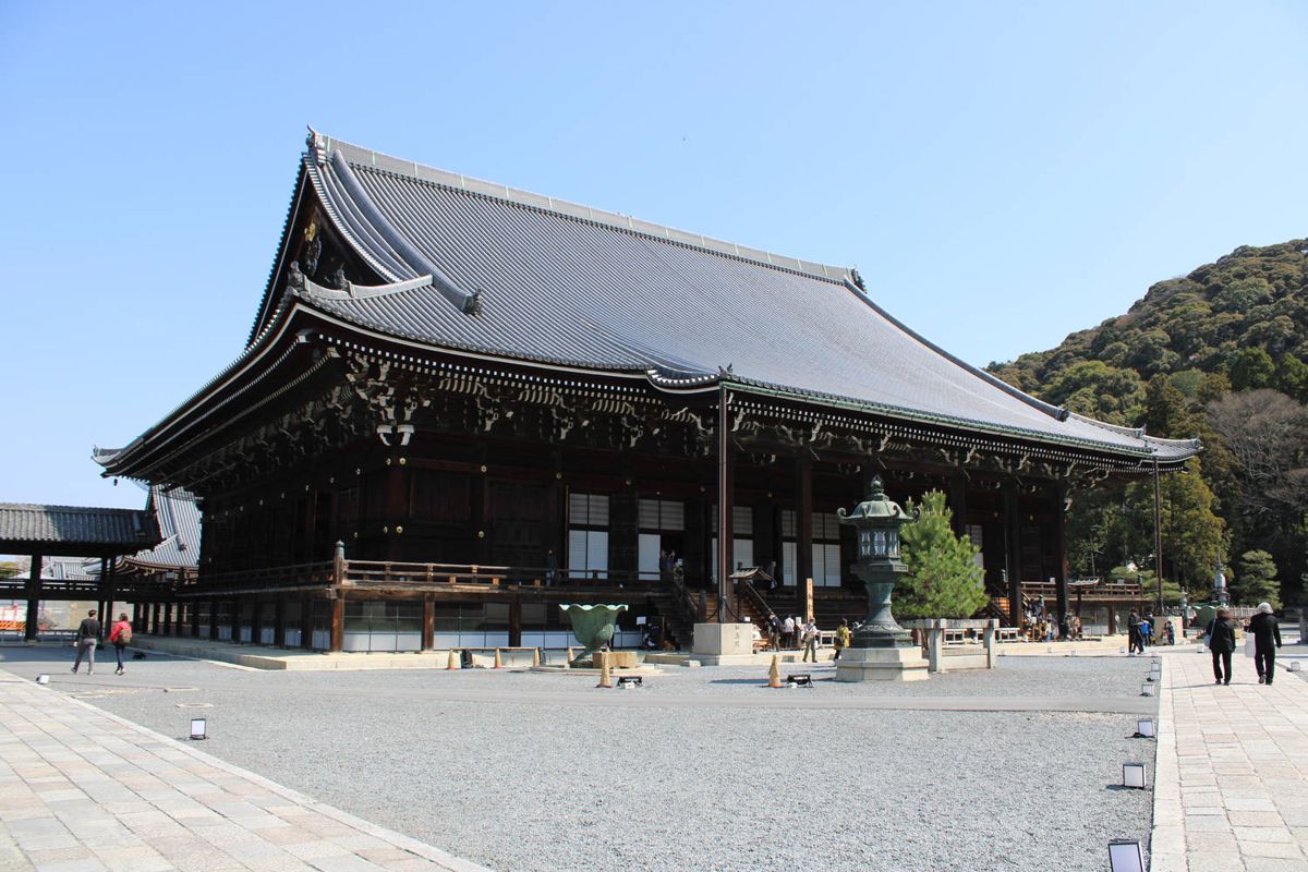 A huge temple hall and its courtyard
