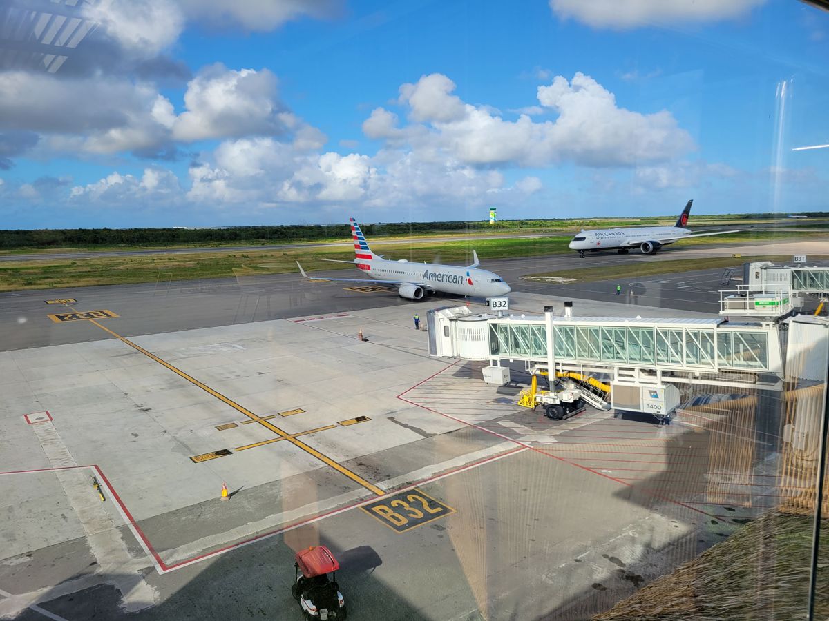 An American 737 and an Air Canada 787 on the taxiway