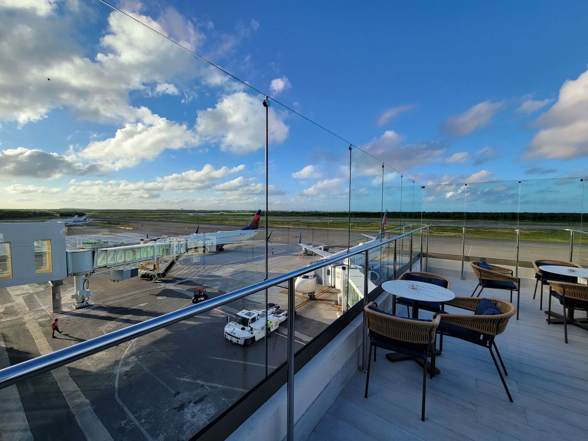 The terrace with planes at the gates