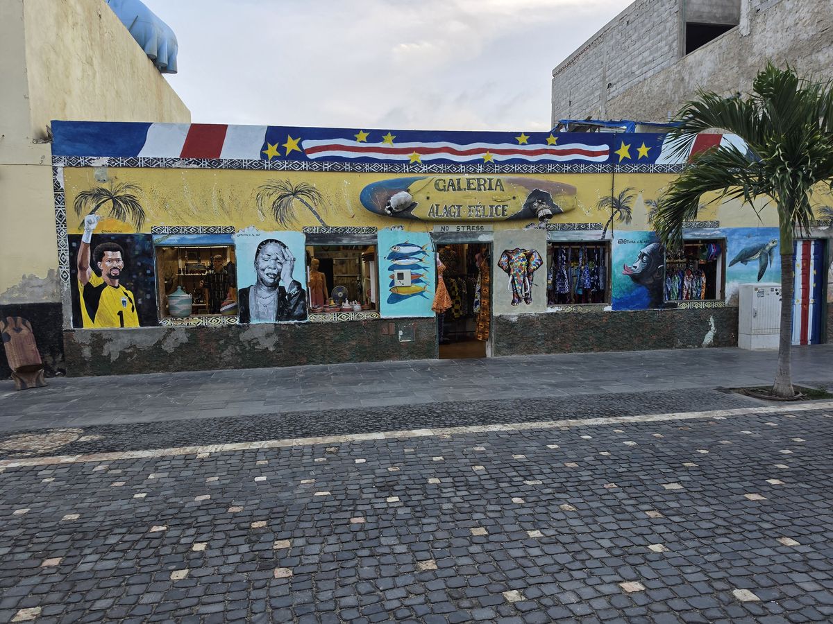 Galeria Alagi Félice, under painted flags