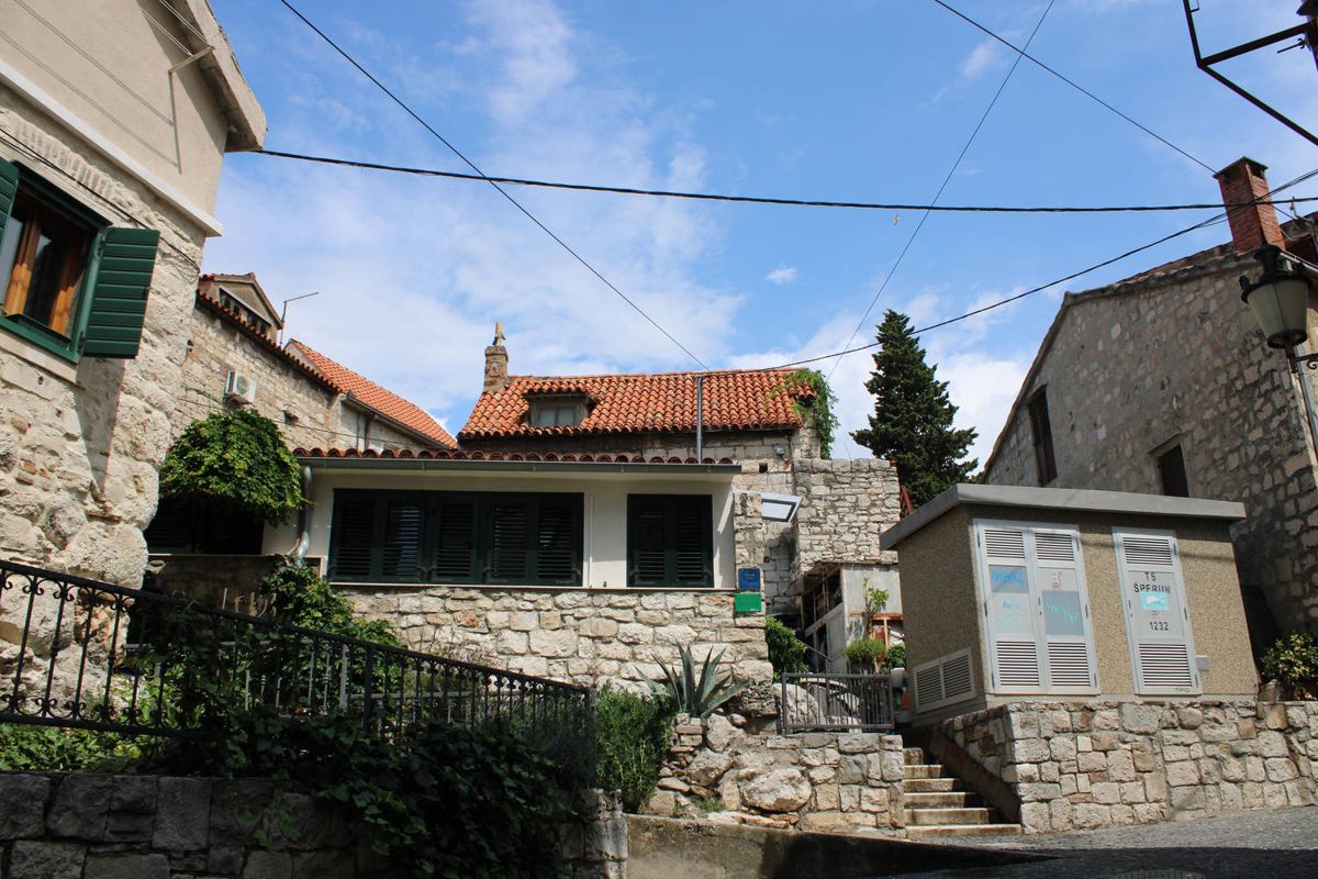 Stone houses on the way to the water
