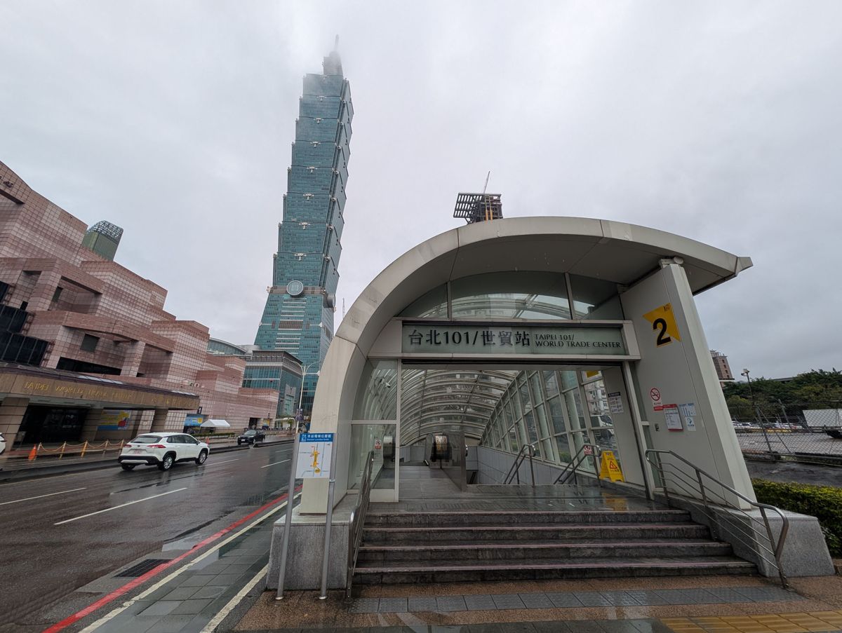 Taipei 101 / World Trade Center station, exit 2