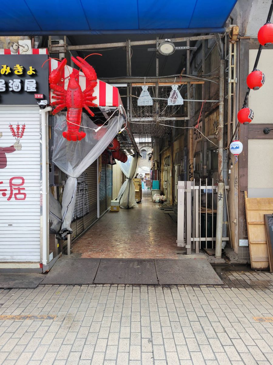 A narrow passage of stalls